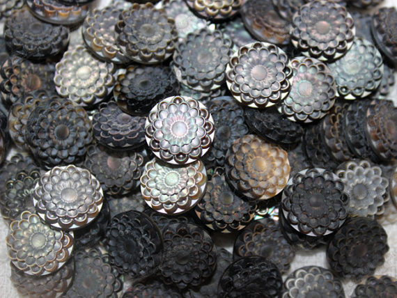 Natural black MOP carved flower beads 黑貝雕花